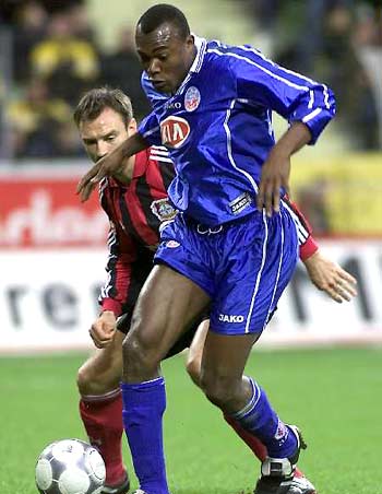 火箭全队防守积极！湖人上半场投篮命中率仅有34.7%.